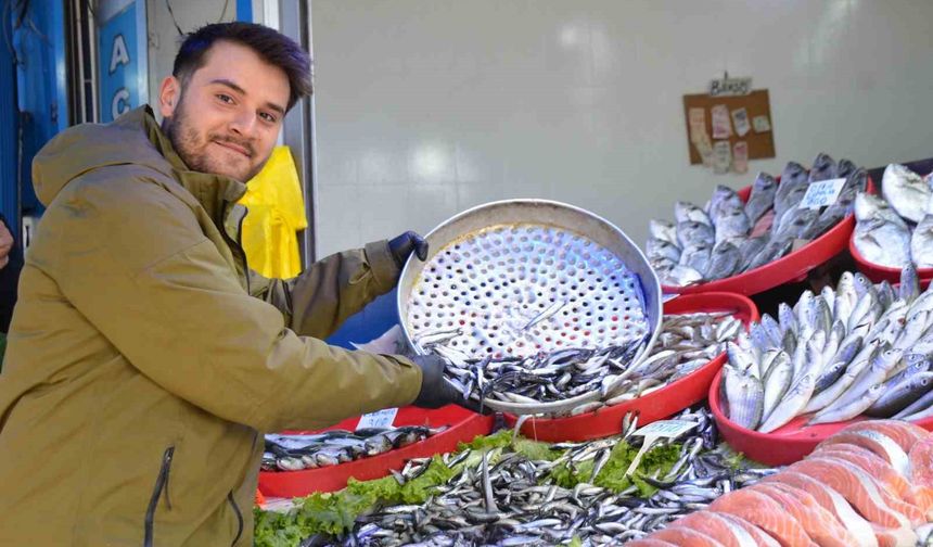 Bu yıl tezgahların yıldızı palamut yerine Karadeniz hamsisi oldu