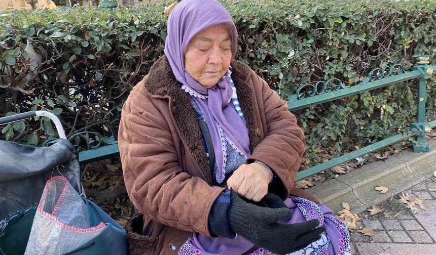 Dokuz saat kuş yemi satıp cezaevindeki yakınlarını geçindiriyor