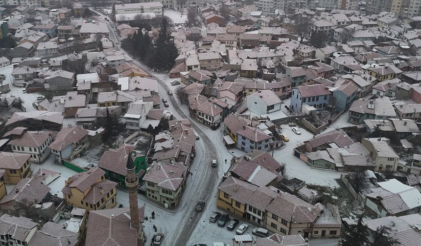 Eskişehir beyaza büründü, kar ulaşımı etkiledi