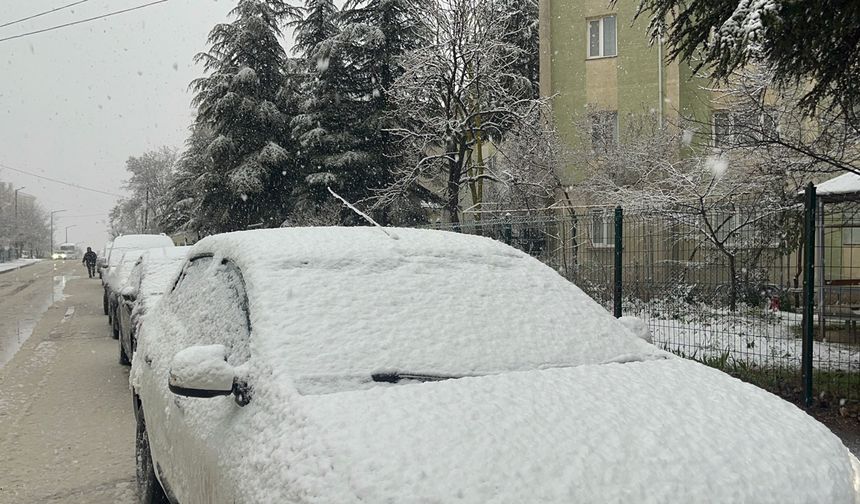 Eskişehir'de sabah saatlerinde kar yağışı etkili oldu