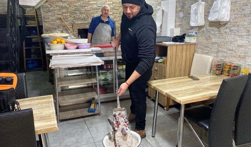 Eskişehirli pidecinin 35 yıllık köz geleneği