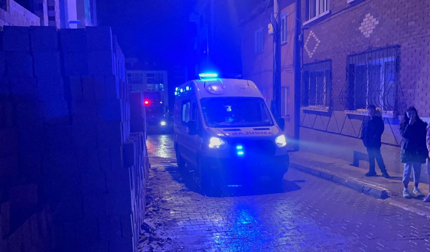 Pencereden Düşen Şahıs Yaşam Savaşı Veriyor