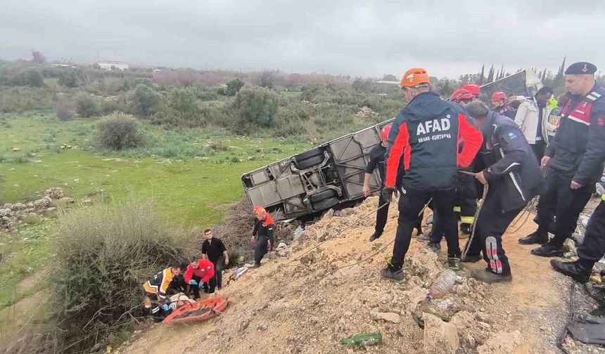 Eskişehir plakalı otobüs Antalya'da kaza yaptı: 8 ölü, 26 yaralı