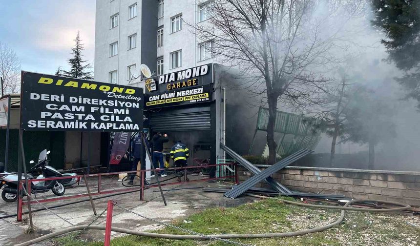 Eskişehir'de araç aksesuarı satan dükkanda yangın