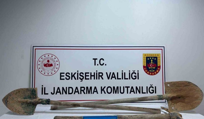 Eskişehir'de kaçak kazı yapan 2 kişi suçüstü yakalandı