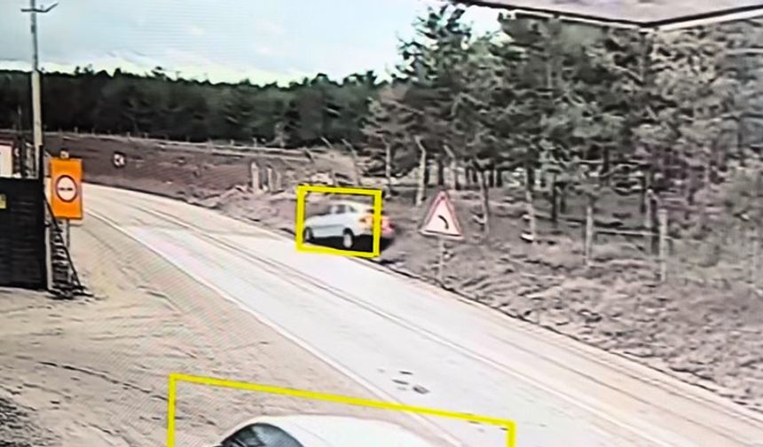 Kaygan yolda takla atan araçtaki 2 kişi yaralandı