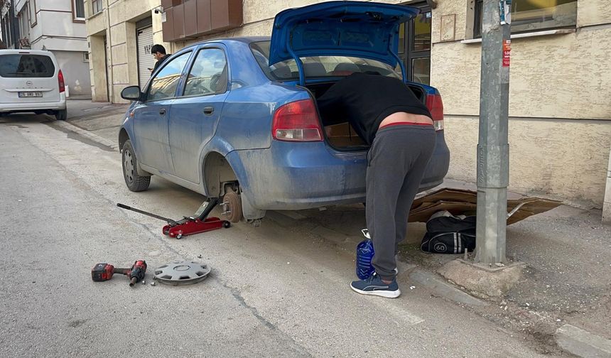 Eskişehir'de park halindeki araçların lastikleri bıçakla patlatıldı