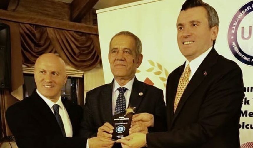 Karaca’ya "Medya Meslek Onur Ödülü" verildi