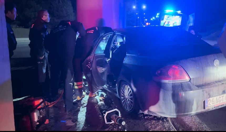 Kontrolden çıkan otomobil köprünün kolonuna saplandı