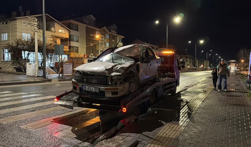 Otomobilin içinde sıkışan sürücüyü itfaiye ekipleri kurtardı