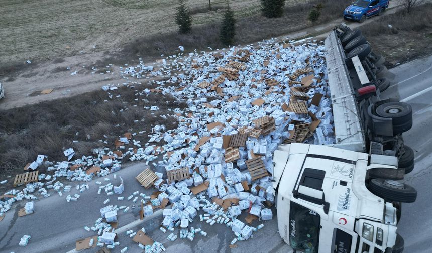 TIR devrildi tonlarda süt yola döküldü