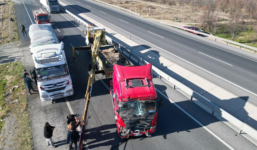 Afyonkarahisar'da tır yolcu minibüsüne çarptı: 11 yaralı