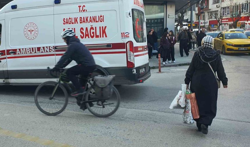 Elektrikli bisiklet, servis aracıyla çarpıştı: 1 yaralı
