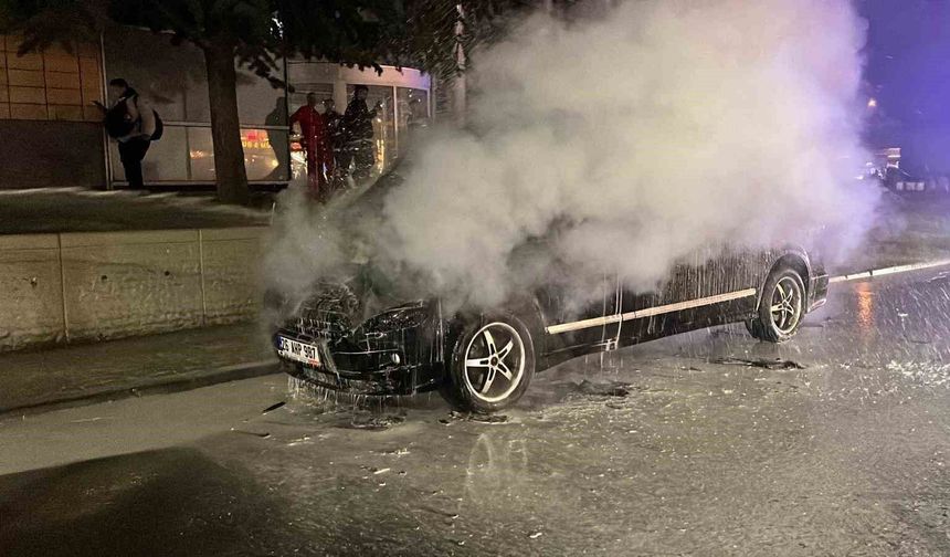 Eskişehir'in merkezinde yanan minibüs, paniğe neden oldu