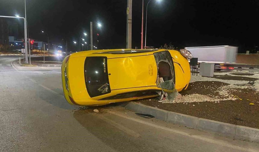 Kontrolden çıkan ticari taksi orta refüje devrildi