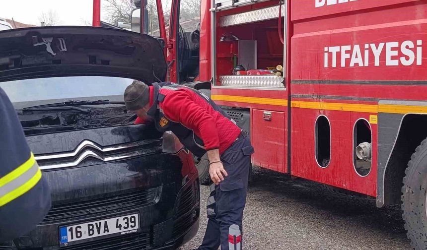 Seyir halindeki minibüste yangın paniği