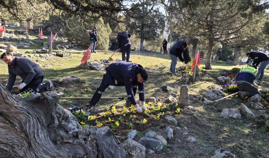 Büyükşehirden şehitliklere anlamlı dokunuş