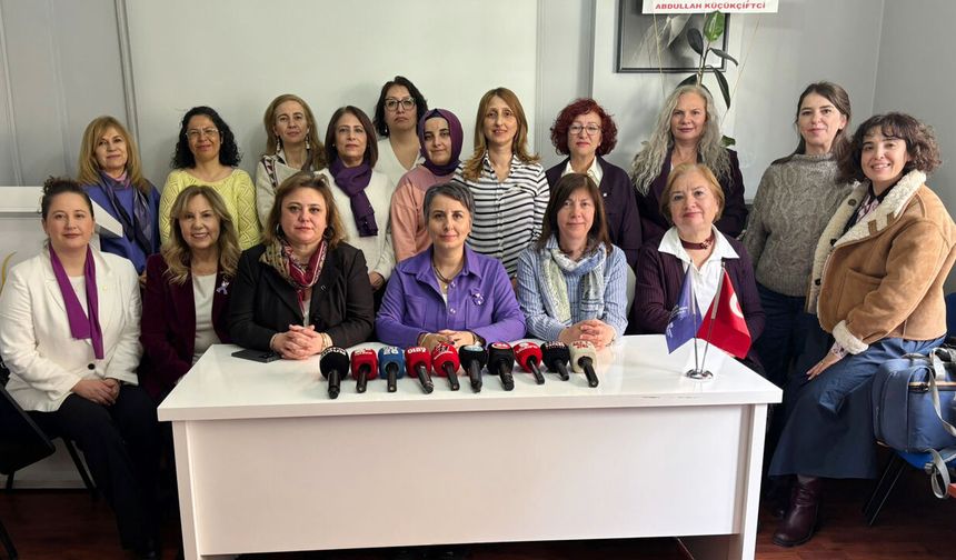 Demokrasi zarar görünce olan kadına oluyor