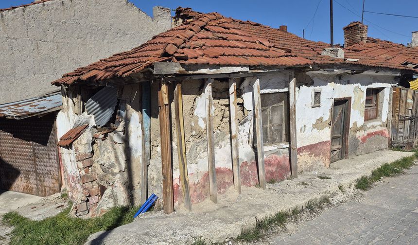 Eskişehir'de metruk ev çevreye tehlike saçıyor