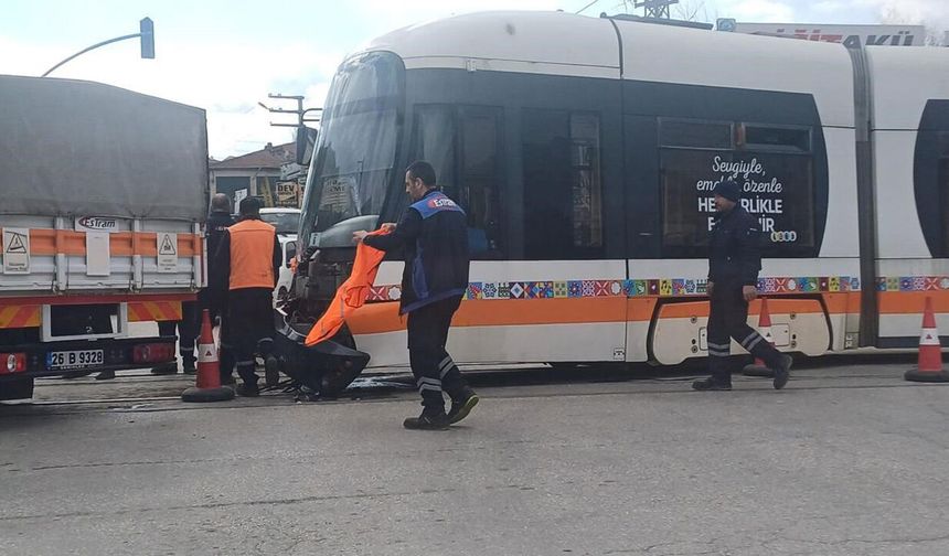 Eskişehir'de minibüsle çarpışan tramvay raydan çıktı