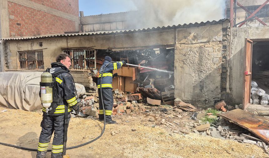 Eskişehir'de mobilya deposunda yangın