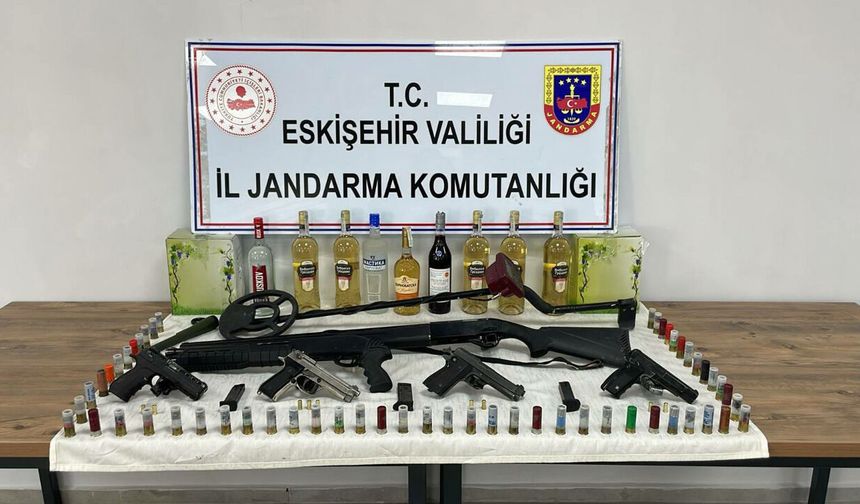 Eskişehir'de silah, mühimmat ve kaçak alkol operasyonu