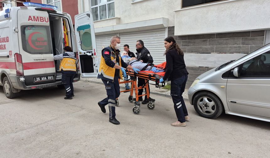 Evinde düşerek yaralanan yaşlı kadın dakikalarca yardım bekledi