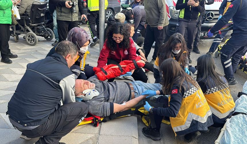 İki otomobil çarpıştı, savrulan araçlardan biri yayaların arasına daldı