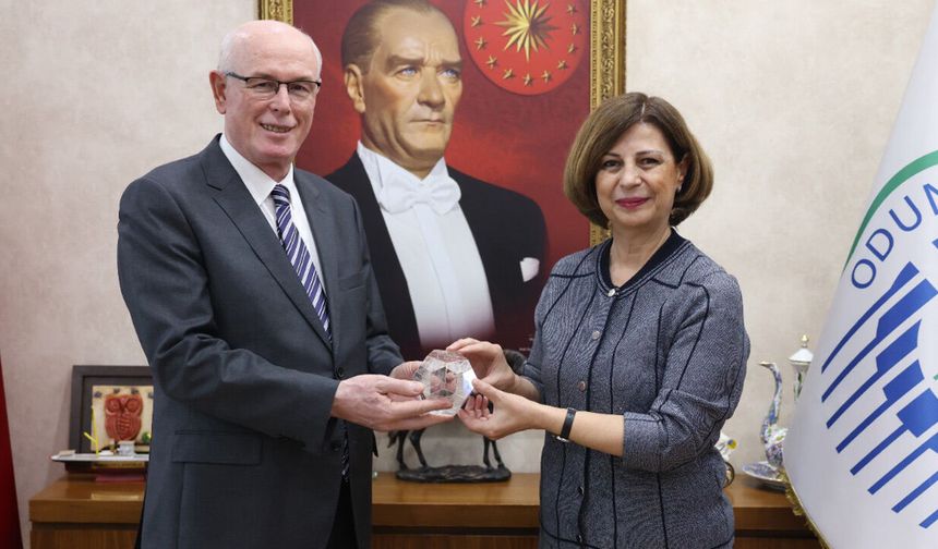 Kazım Kurt'a ödülünü Ayşe Ünlüce verdi