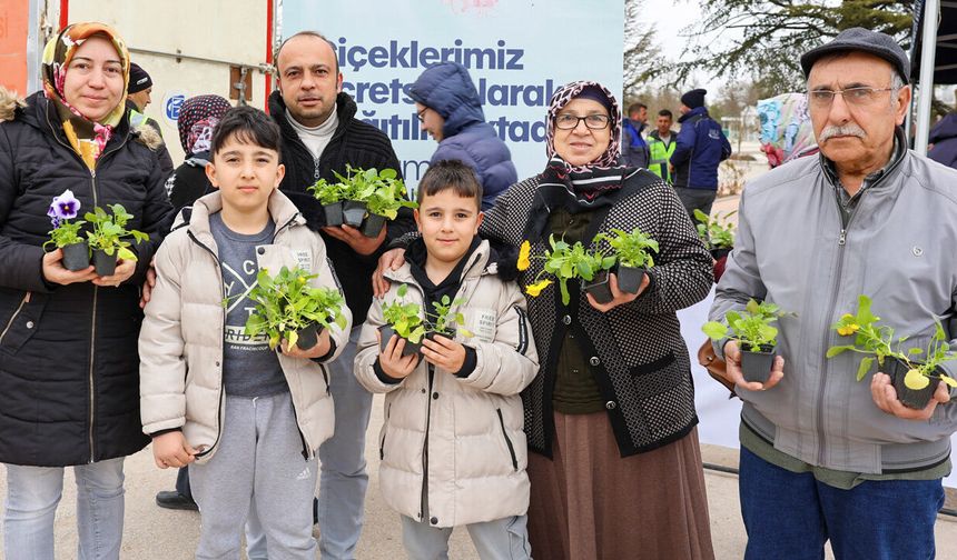 Mezarlık ziyaretinde çiçekler Büyükşehir’den