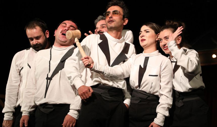 Nisan’da sahne dolu takvim  İki yeni prömiyer izleyiciyle buluşuyor