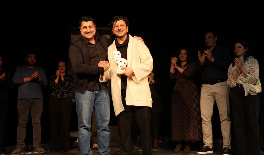 Şehir tiyatrolarının yeni oyunu “unutmak” seyirciyle buluştu