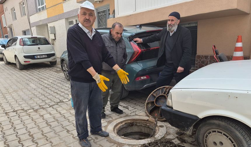 Sürekli tıkanan kanalizasyonu vatandaşı isyan ettirdi