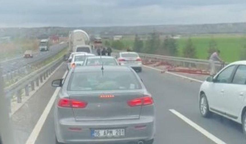 TIR'daki profil demirler yola savruldu, trafik durdu