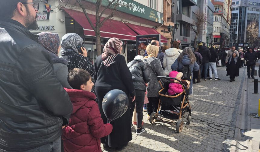 Vatandaşlar indirim için metrelerce kuyruk oluşturdu