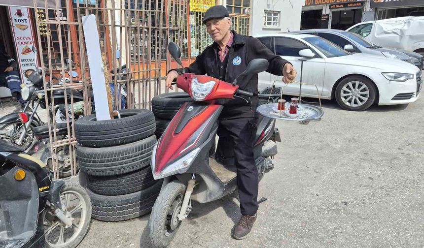 Eskişehir'de motosikletli çaycı dikkat çekiyor!