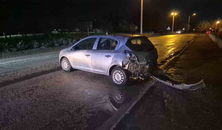 Kontrolden çıkan otomobil dönerek arkasını duvara çarptı