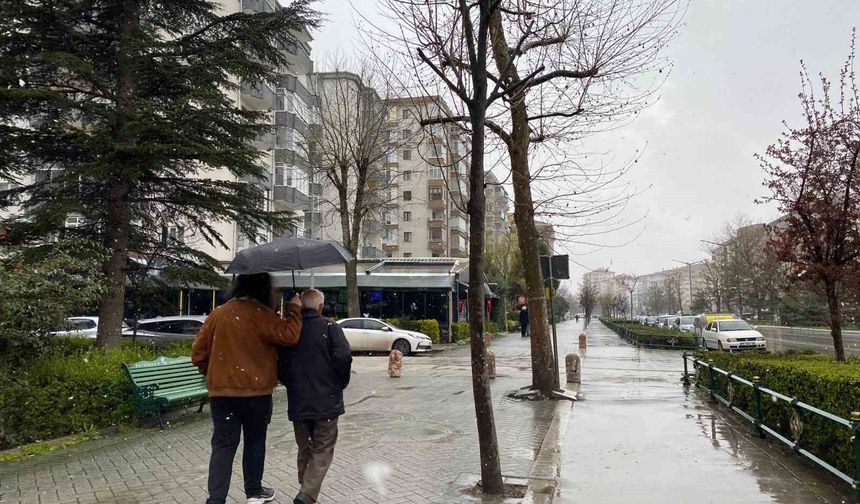 Vatandaşlar karla karışı yağmura hazırlıksız yakalandı