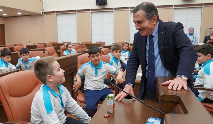 Başkan Ataç Minik Öğrencilere Belediye Çalışmalarını Anlattı