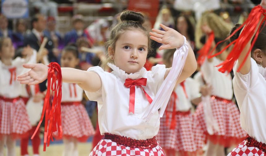 Bugün 23 Nisan neşeyle doluyor insan