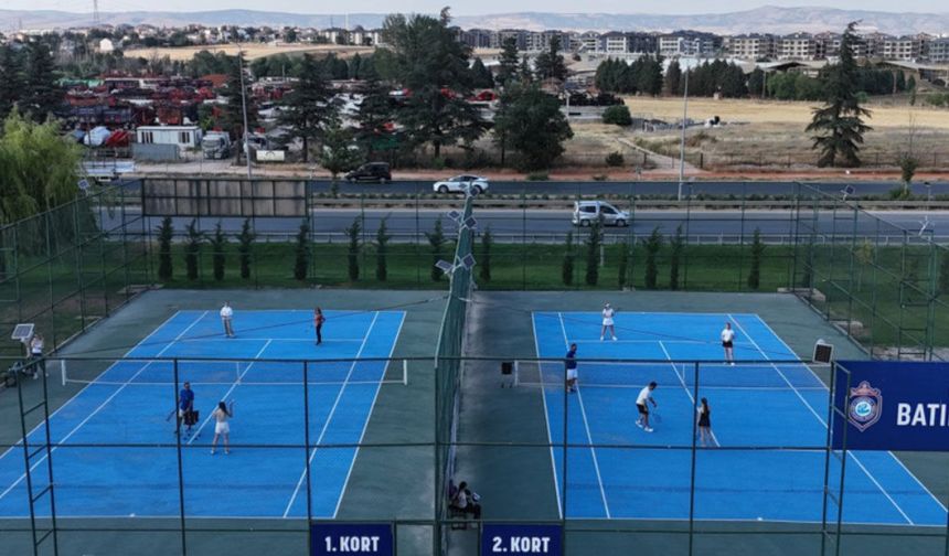 Büyükşehirden her yaşa tenis eğitimi