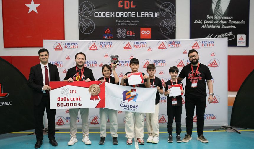 Çağdaşlı öğrencilerden Türkiye 3.lüğü