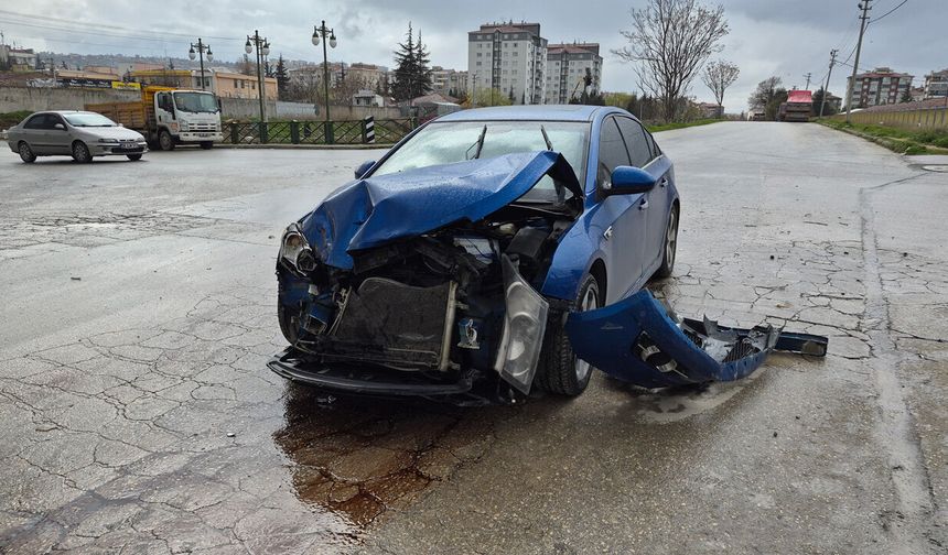 Dur' levhasına uymayan otomobil, çöp kamyonuna çarptı: 1 yaralı