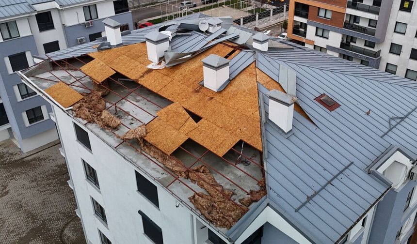 Fırtına binanın çatısını uçurdu, faciadan dönüldü