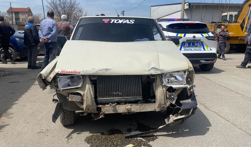 İki araç çarpıştı, 4 araç hasar aldı