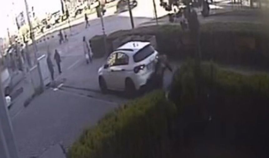 Kaldırımda yürüyen yayanın otomobilin altında kaldığı anın görüntüsü ortaya çıktı