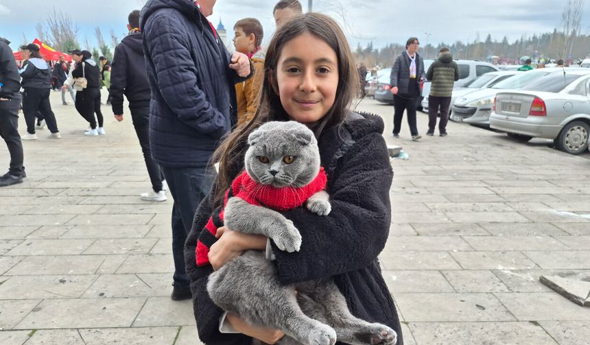 Küçük çocuk Eskişehirspor maçına kedisi ile geldi