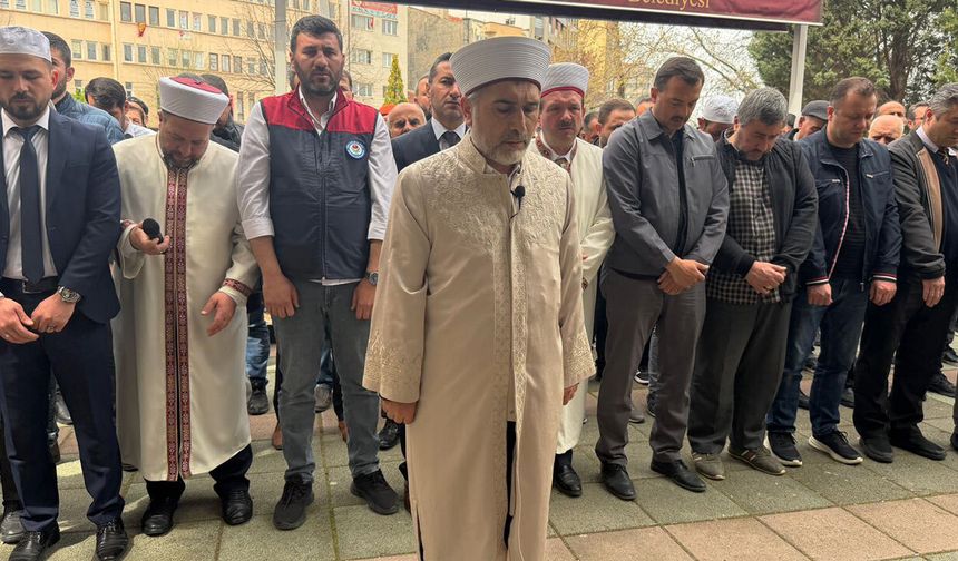 Okul katliamında ölenler için namaz kılındı