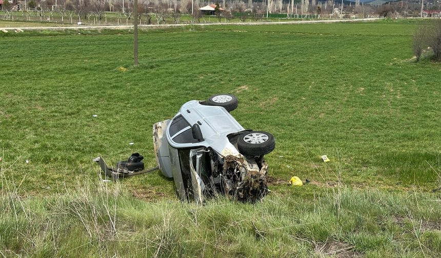 Otomobil tarlaya devrildi: 4 kişi yaralandı