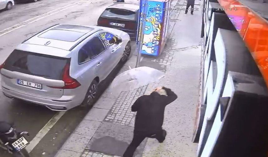 Yoldan geçen adamın üstüne cam düştü